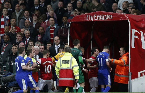  阿森纳十二轮不败遭终结，赖斯染黄引反思  