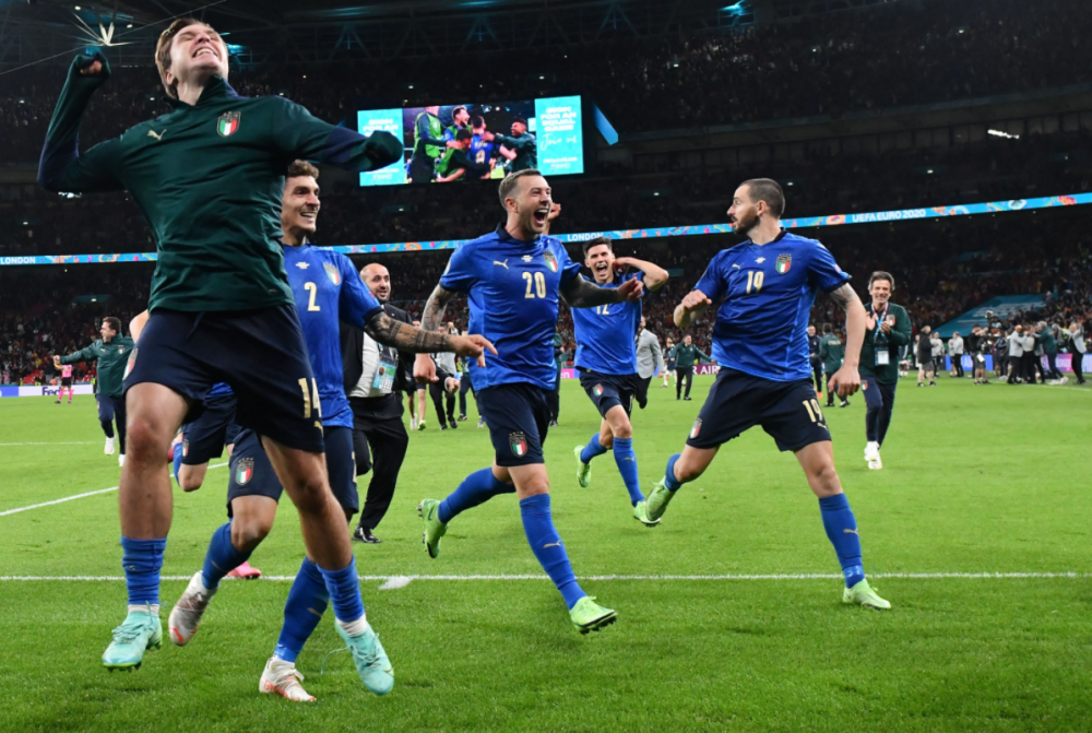  恩波利提前一轮保级，全队狂欢庆祝成功  